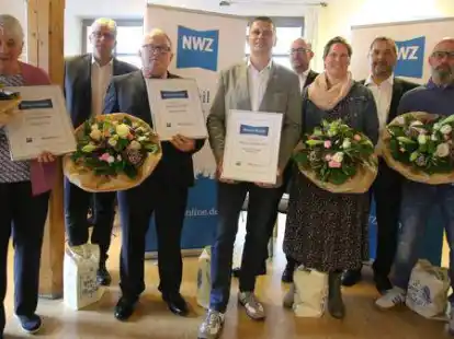 Ehrung der Menschen des Jahres 2020 und 2021 (von links): Maria H&ouml;mmen, NWZ-Chefredakteur Ulrich Sch&ouml;nborn, Stephan Hinrichs, Stefan Stavermann, NWZ-Redaktionsleiter Carsten Bickschlag, Bianka Stavermann, Stefan Awick, Vorstand der Volksbank Bar&szlig;el-B&ouml;sel-Friesoythe, und Uwe B&uuml;ltjer.