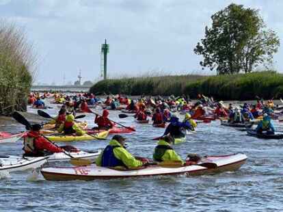 Die Kanu- und Kajakfahrer der Weser-Tidenrallye starteten im Sportboothafen Gro&szlig;ensiel.
