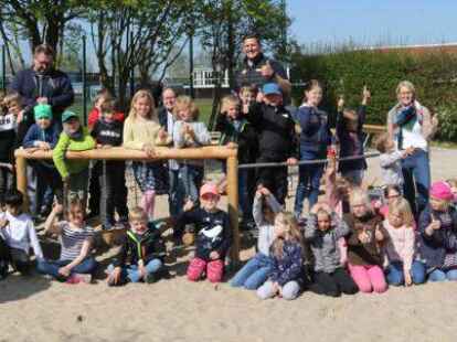 Freuen sich über ihre neue Balancier-Anlage: die Kinder der Grundschule Jaderberg sowie Olaf Hoffmann, Susanne Winter-Behrens, Christian Plietz, Mareike Heeren und Iris Claaßen (hinten von links)