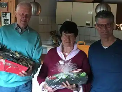 W&auml;hrend der Versammlung: Vorsitzender Axel Sartor (rechts) ehrte Ingrid und Ulrich Schmidt f&uuml;r 50 Jahre Mitgliedschaft.