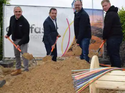 Symbolischer Spatenstich zum Glasfaser-Ausbau in Ramsloh (von links): Carsten H&ouml;finghoff, Regionalmanager von Glasfaser Nordwest, Gesch&auml;ftsf&uuml;hrer Arnold Diekmann, B&uuml;rgermeister Thomas Otto und Paul K&ouml;hler, Bauleiter von EWE-Netz.