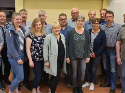 Die Vorstands- und Beiratsmitglieder des neuen Ortsvereins: Erik Hohnholt (von links), Dennis Blankemeyer, Iris Timmermann, Detlef Kupner, Julia Wragge, Holger Ahlers, Christine Oehlmann, Heino St&ouml;ver, Friedhard Johannes, Sabine K&ouml;hler, Enno Hohnholt, Heidrun Du&szlig;ler, Holger Timmermann, Harm Fortmann, Lars Lehmkuhl  und Wolfgang W&uuml;hrmann.