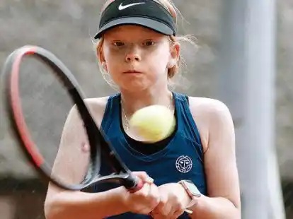 Volle Konzentration: Die Tennis-Talente zeigten in Nordenham starke Leistungen.