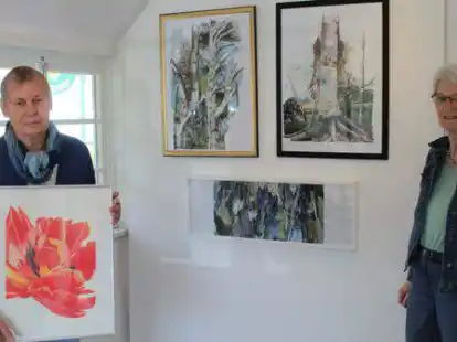 Stellen im Wiefelsteder Heimatmuseum aus: Christel Rohde (links) und Sunhild Heinken-Raether. Dazu gibt es Werke des Oldenburger K&uuml;nstlers Aaron Hanken zu sehen. Krankheitsbedingt konnte er bei der Vorstellung der Schau nicht in Wiefelstede anwesend sein.