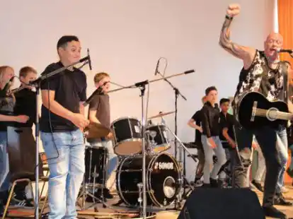 Mazze Schoon von der Band United Four (rechts) heizte mit der Klasse 5e dem Publikum ordentlich ein.