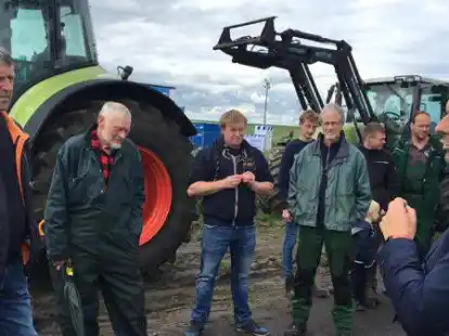 Protestierten gegen den Bau des Tidepolders: Landwirte aus der Region. Umweltminister Olaf Lies suchte das Gespr&auml;ch und diskutierte &uuml;ber die Ziele des Polders, die Notwendigkeit und den Sinn &uuml;ber die Investitionen.