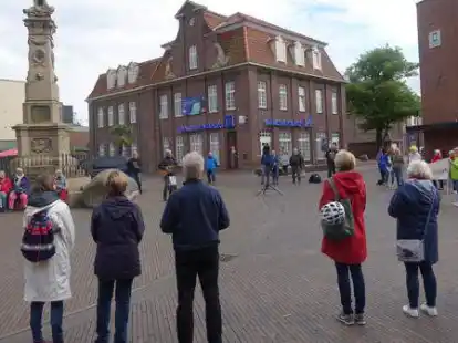 An der Mahnwache in Leer am 30. Mai nahmen circa 80 Personen teil.