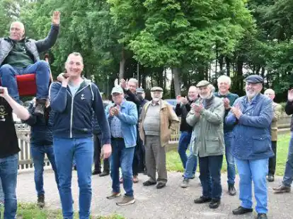 Andreas Tangemann durfte in der S&auml;nfte Platz nehmen, die unter anderem Lars Kr&ouml;ger (vorne links) und Oliver Rosemeier (vorne rechts) trugen.