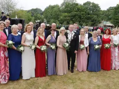 Der neue K&ouml;nigsthron der Sch&uuml;tzenbruderschaft Th&uuml;le mit dem  K&ouml;nigspaar Dieter und Petra Ziemba (Mitte).