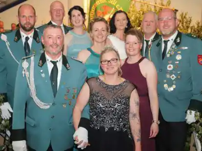 Der neue K&ouml;nigsthron des Sch&uuml;tzenvereins Tell Hollen um Sch&uuml;tzenk&ouml;nig Uli Tebben (vorne links) versprach den Untertanen eine gn&auml;dige Regentschaft.