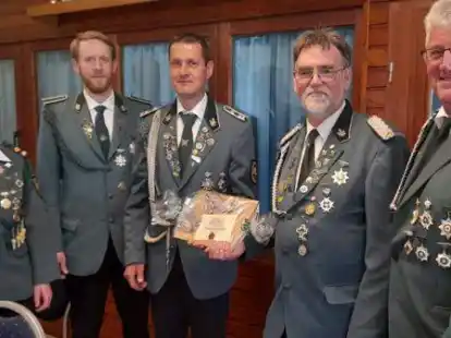 Reinhard Bocklage (rechts) &uuml;berreichte ein Pr&auml;sent an (von links) Hella Pauley, Hendrik Hempelmann, Ralf St&ouml;ver und Wolfgang Helms.