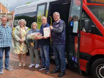Geb&uuml;hrender Abschied f&uuml;r einen treuen Fahrer: Jens Rowold (von rechts) verabschiedete Gerd Stiefs. Begleitet wurde er von seiner Frau Christa, au&szlig;erdem kamen Hilke Hinrichs (Stadt Westerstede) und Uwe Gerdes (Fahrdienstleiter) zur Verabschiedung.