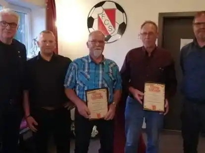 F&uuml;r ihre 50-j&auml;hrige Mitgliedschaft beim FC Sedelsberg wurden Werner Lindemann (3.v.l.) und Franz Lindemann (2.v.r.) mit einer Urkunde und Ehrennadel geehrt.
