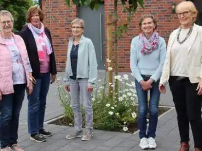 Pastoralreferentin Ursula Kl&uuml;sener (von links), Marianne Thoben, Hedwig Meinerling, Agnes Tapken und Bernharda R&ouml;ttgers wollen einen Besuchsdienst f&uuml;r &auml;ltere und alleinstehende Menschen gr&uuml;nden.