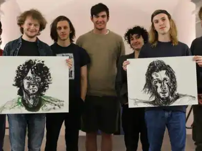 Haben die Ausstellung &bdquo;Mashooq&ldquo; in der Alten Maschinenhalle auf die Beine gestellt (von links): Kadambari Godara, Tristan Ortland, Nils Brandenburg, Martin Backer, Dilan Sezer, Matti Kutzner und Markus Fritz