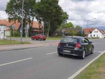 Hier wird sich alles ver&auml;ndern: Der Einm&uuml;ndungsbereich Stahlwerkstra&szlig;e/Schulstra&szlig;e in Augustfehn wird  umgebaut und Bestandteil des neuen Kreisverkehrs werden.