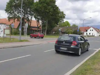 Hier wird sich alles ver&auml;ndern: Der Einm&uuml;ndungsbereich Stahlwerkstra&szlig;e/Schulstra&szlig;e in Augustfehn wird  umgebaut und Bestandteil des neuen Kreisverkehrs werden.
