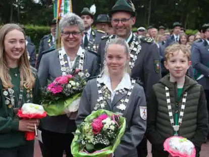 Die neuen K&ouml;nige des Ganderkeseer Sch&uuml;tzenbundes (von links): Kaja Bleydorn (SV Bergedorf, Sch&uuml;ler), Gaby Knutzen (SV Urneburg, Damen), Delia Richter (SV Sch&ouml;nemoor, Jugend), Stellan Bleydorn (SV Bergedorf, Herren) und Jasper Hinderlich (SV B&uuml;rstel-Immer, Kinder).