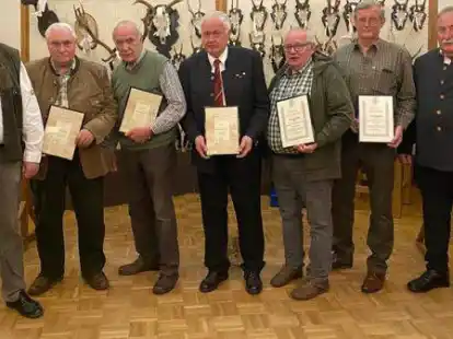 Hegeringsleiter Christoph Rippe (links) und sein Stellvertreter Hans Olding (r.) ehrten die neuen Ehrenmitglieder in der Landesj&auml;gerschaft Hubert Reil (Zweiter von links), Klaus M&auml;hlmann und Egon Lohmann sowie Hartmut Abeln und Georg Lamping (25 Jahre Mitglied im Deutschen Jagdverband).
