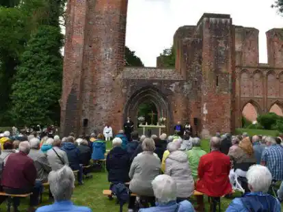 Nach mehr als zehn Jahren Pause fand jetzt wieder ein Himmelfahrtsgottesdienst vor der Huder Klosterruine statt.