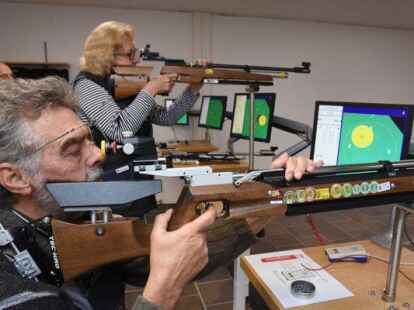 Moderner Schie&szlig;betrieb beim Sch&uuml;tzenverein in Hinte: Vorsitzender Hermann Boom und Hannelore van Ellen f&uuml;hren die Anlage vor. Die neuen M&ouml;glichkeiten sorgten f&uuml;r neuen Schwung. Bild: Archiv/aep