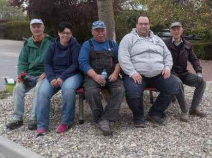 Der Dank ging an die Dorfk&uuml;mmerer und Helfer mit (v.l.) Hans Bandy, Sylvia Hedemann, Richard und Michael Proske sowie  Wolfgang Hildebrandt, die einmal Platz nahmen. Weiter beteiligt, aber nicht auf dem Bild: Kilian M&uuml;ller und Keno Mammenga.