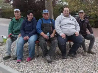 Der Dank ging an die Dorfk&uuml;mmerer und Helfer mit (v.l.) Hans Bandy, Sylvia Hedemann, Richard und Michael Proske sowie  Wolfgang Hildebrandt, die einmal Platz nahmen. Weiter beteiligt, aber nicht auf dem Bild: Kilian M&uuml;ller und Keno Mammenga.