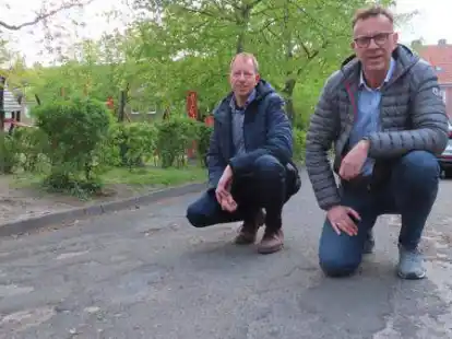 Die Nahbetrachtung mit Wolfgang Fecht vom Emder Bau- und Entsorgungsbetrieb und Hinrich Post vom st&auml;dtischen Fachdienst Stra&szlig;enverkehr zeigt deutlich: Die Stra&szlig;e rund um den Schnedermannplatz hat eine &bdquo;Anti-Falten-Kur&ldquo; dringend n&ouml;tig.