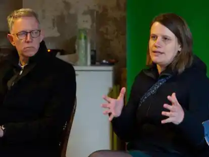 Wahlkampfauftakt in Emden: Die Spitzenkandidatin der nieders&auml;chsischen Gr&uuml;nen, Julia Hamburg (rechts), war nach Emden gekommen, um mit Manfred Ackermann, Gesch&auml;ftsf&uuml;hrer der Emder Stadtwerke, &uuml;ber E-Mobilit&auml;t und die Energieversorgung zu diskutieren.