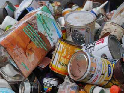 Farben und Lacke machen einen Gro&szlig;teil der abgegebenen Schadstoffe aus.