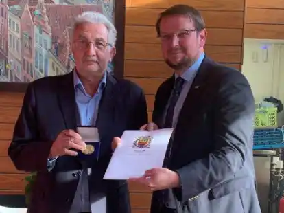 Ehrung: B&uuml;rgermeister Dany Targat (links) und Oberb&uuml;rgermeister Tim Kruithoff bei der &Uuml;bergabe der Emder Ratsmedaille.