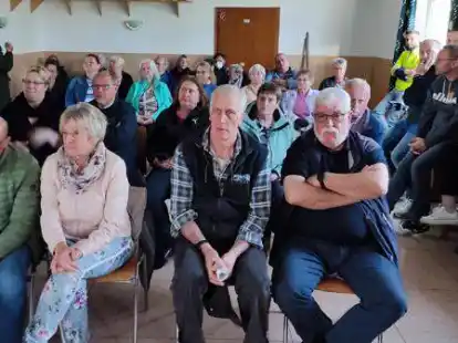 Viele Krummh&ouml;rner, vor allem viele Einwohner Woltzetens waren gekommen: In der ersten Reihe k&auml;mpfte Neu-Ortsvorsteherin Gertrude Rantzen (vorne) f&uuml;r das Projekt.