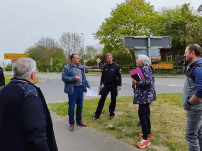K&auml;mpfte mit Worten und Unterlagen: Marion Niebergall, fr&uuml;here Ortsvorsteherin und Vertreterin des Dorfvereins, hatte sich mit einem Konzept in die Diskussion gest&uuml;rzt. Mehr als eine Querungshilfe, die die Gemeinde bezahlen m&uuml;sste, erscheint aktuell aber unwahrscheinlich.
