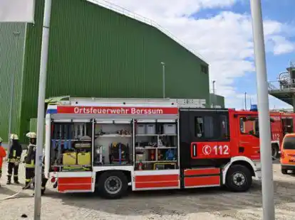 Waren von Mittwoch auf Donnerstag rund zw&ouml;lf Stunden im Umspannwerk im Einsatz: die Kameraden der Feuerwehren aus Emden.