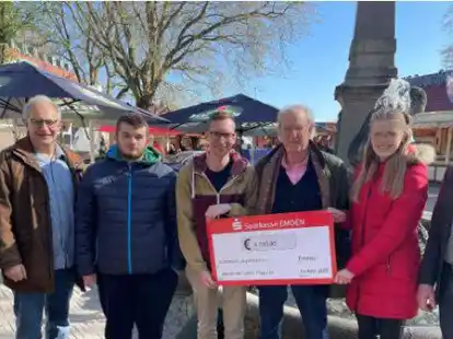 Fr&ouml;hliche Spenden&uuml;bergabe: (v.r.) Ihno Groeneveld, 2. Vorsitzender des Lions Club Emden, Lisa Ebers, BFD CVJM, Wilfried Kracke, Lions Club Emden, Pascal Mangol, ltd. CVJM-Sekret&auml;r, Keno Meyer, Praktikant CVJM, Olaf Wittmer-Kruse, lutherische Kirche, Dr. Thomas Br&uuml;ggemann, Lions Club Emden.