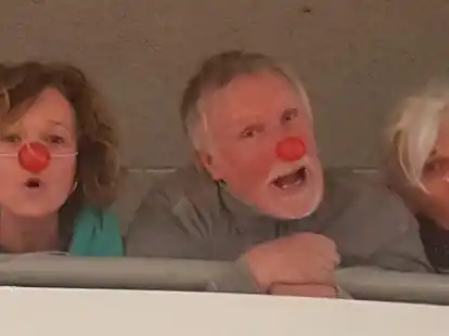 Mit Lust und Leidenschaft dabei: Teilnehmer des Clownerie-Workshops, den der neue Emder Verein &bdquo;Omnibus &ndash; Kultur f&uuml;r alle&ldquo; im Kulturbunker in Barenburg angeboten hat.