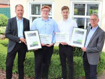 Hochschul-Vizepr&auml;sident Professor Dr. Sven Steinigeweg (l.) und Stadtwerke-Gesch&auml;ftsf&uuml;hrer Manfred Ackermann (r.) gratulierten den beiden Preistr&auml;gern Uwe Aden (2. v. l.) und S&ouml;ren Ottjes.