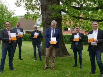 Stellten das neue Emder Jahrbuch vor: Dr. Michael Hermann (v.l.), Dr. Matthias Stenger, Dr. Paul We&szlig;els, Dr. Klaas-Dieter Vo&szlig;, Gregor Strelow und Dr. Kestutis Daugirdas.