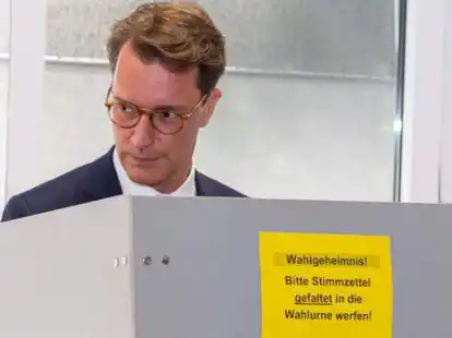 15.05.2022, Nordrhein-Westfalen, Rhede: Hendrik W&uuml;st (CDU), Ministerpr&auml;sident des Landes Nordrhein-Westfalen, steht im Wahllokal und gibt seinen Stimmzettel ab. In Nordrhein-Westfalen findet am Sonntag die Wahl zum 18. Landtag statt. Rund 13,2 Millionen Menschen sind zur Wahl aufgerufen. Foto: Guido Kirchner/dpa +++ dpa-Bildfunk +++