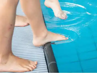 Vorsichtig testen: Wie warm ist das Wasser? Wegen der hohen Energiepreise senken manche B&auml;der die Temperaturen.