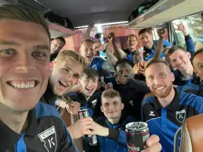 Feucht-fr&ouml;hliche R&uuml;ckreise: Sp&auml;testens im Mannschaftsbus fiel ganz viel Ballast von der Mannschaft ab. Die Stimmung war ausgelassen.