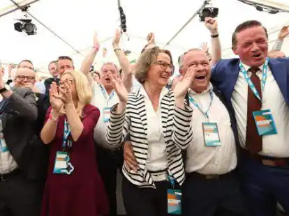 Anh&auml;nger der CDU, darunter Ina Scharrenbach (3.v.r.), stellvertretende Vorsitzende der NRW-CDU, jubeln bei der CDU-Wahlparty nach der Bekanntgabe der ersten Wahlprognose um 18 Uhr.