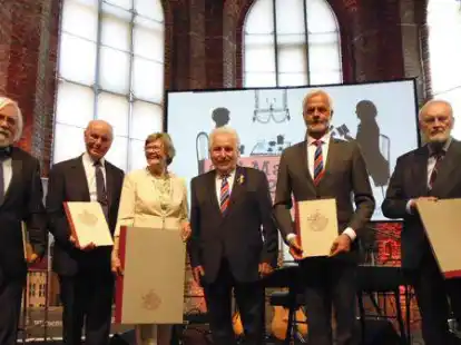 Die Ehrungen des Jahres 2022 gingen an: Georg Murra-Regner, Dr. Bernd Kappelhoff, Kerstin Buss, Helmuth A. Br&uuml;mmer und Gerd Rokahr. In der Mitte Landschaftspr&auml;sident Rico Mecklenburg.