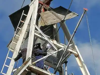 In etwa 20 Meter H&ouml;he schwei&szlig;t Ali Shakar das Eisen um die kleine Windrose neu zusammen.