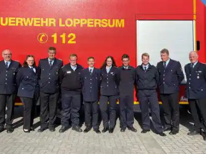 Die ernannten und bef&ouml;rderten Feuerwehr-Kameraden mit dem stellvertretenden  B&uuml;rgermeister Sascha Ukena, GBM Jan Gerhard Diekena, OBM Hendrik Janssen und dem stellvertretenden OBM G&uuml;nther Behrends