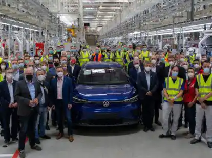 Gute Stimmung bei den Besch&auml;ftigten des Emder VW-Werkes und ihren G&auml;sten: Gruppenfoto mit ID.4.