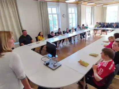 Im Sitzungssaal des Krummh&ouml;rner Rathauses in Pewsum stellte sich die B&uuml;rgermeisterin den Fragen der Klasse 3a.