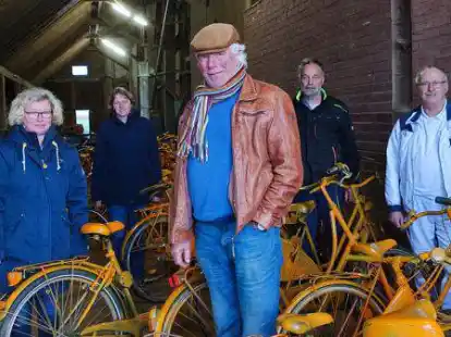 Haben im November 2021 mit orangenen Fahrr&auml;dern einen neuen Anlauf genommen, um ihren B&uuml;rgerradweg zu realisieren: Anwohner an der Landesstra&szlig;e 4.