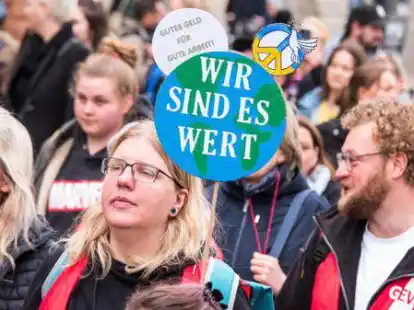 Kita-Personal ist auch in Hamburg auf die Stra&szlig;e gegangen, um f&uuml;r bessere Arbeitsbedingungen zu demonstrieren.