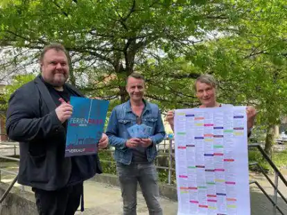 Pr&auml;sentieren viel Programm: Fachdienstleiter Thomas Jaspers, der Krummh&ouml;rner Jugendpfleger Christian Behrens und Koordinatorin Christel May.